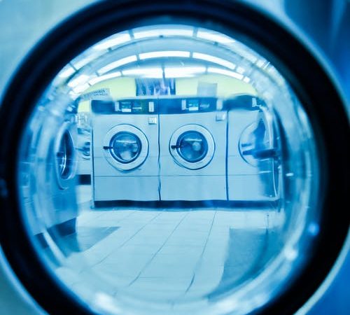 Une machine à laver connectée dans la buanderie de votre maison