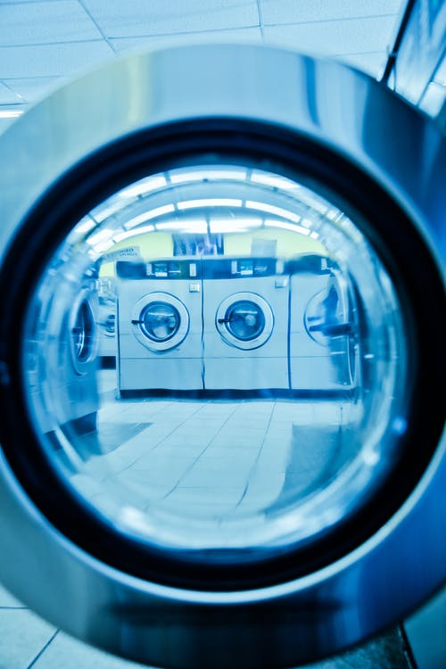 Une machine à laver connectée dans la buanderie de votre maison